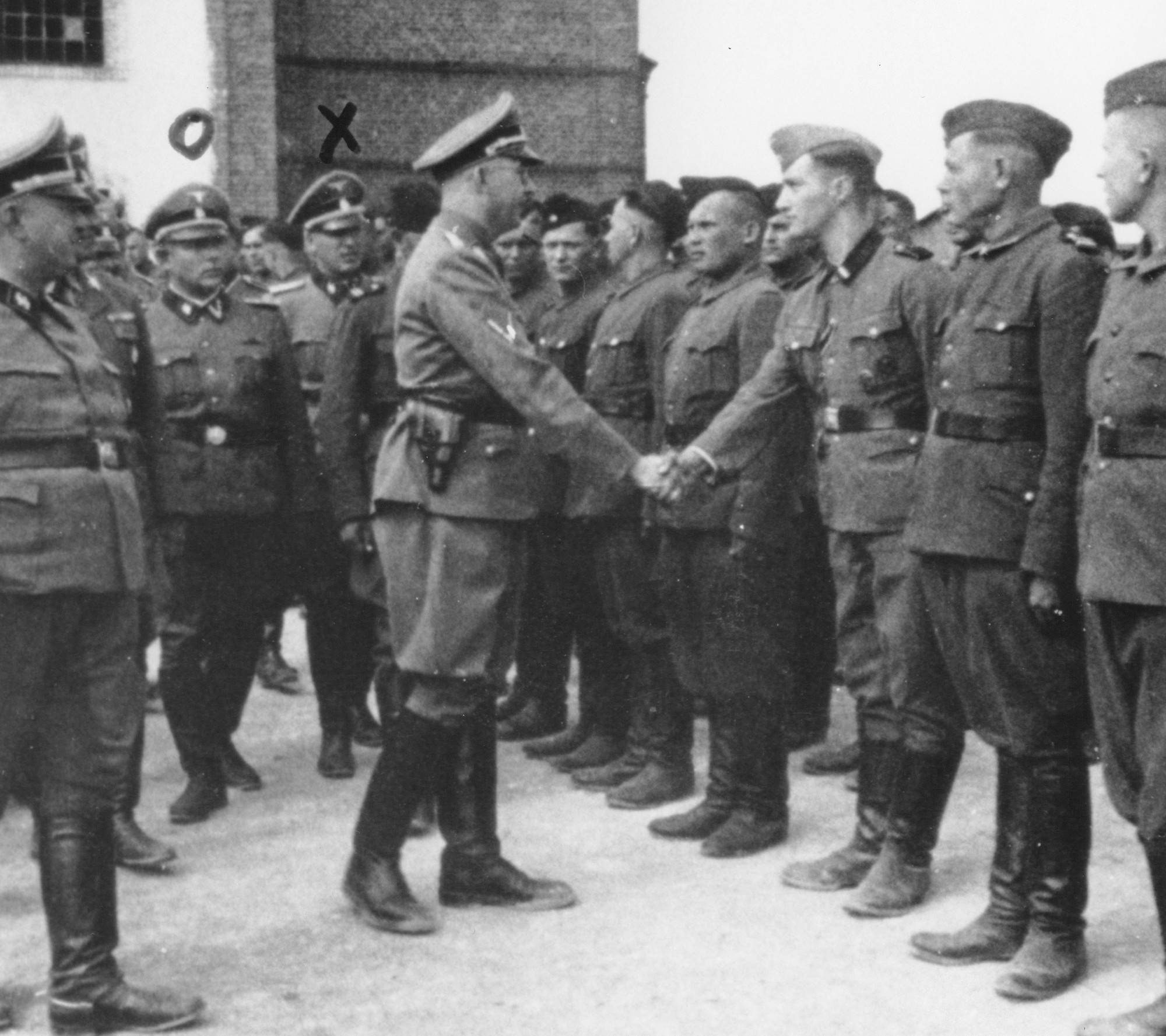 Heinrich Himmler si podáva ruku s novými dozorcami v koncentračnom tábore Trawniki v Poľsku